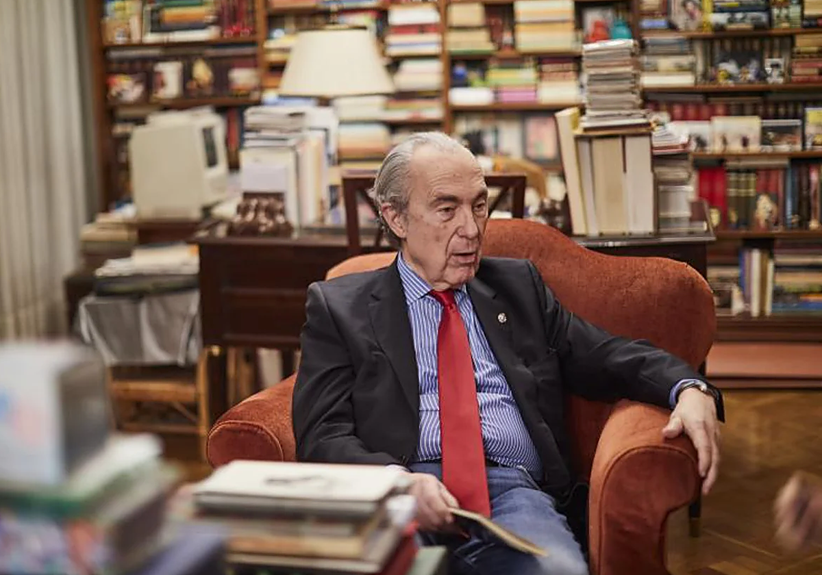 Luis Alberto de Cuenca en el despacho de su casa