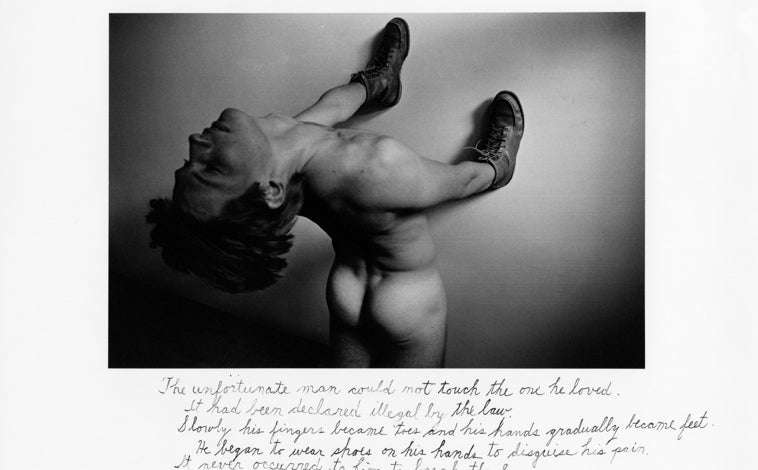 Imagen principal - De arriba abajo, 'El hombre desafortunado'; 'Magritte en su caballete'; y 'Al final del tiempo', de Duane Michals