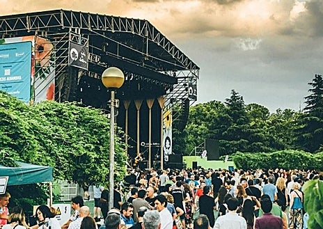 Imagen secundaria 1 - Arriba, el escenario sobre el lago de Lanuza (Huesca) de Pirineos Sur; abajo a la izquierda el escenario de Noches del Botánico (Madrid); y a su derecha una actuación en la isla de San Simón (Vigo) en el Festival Sinsal 