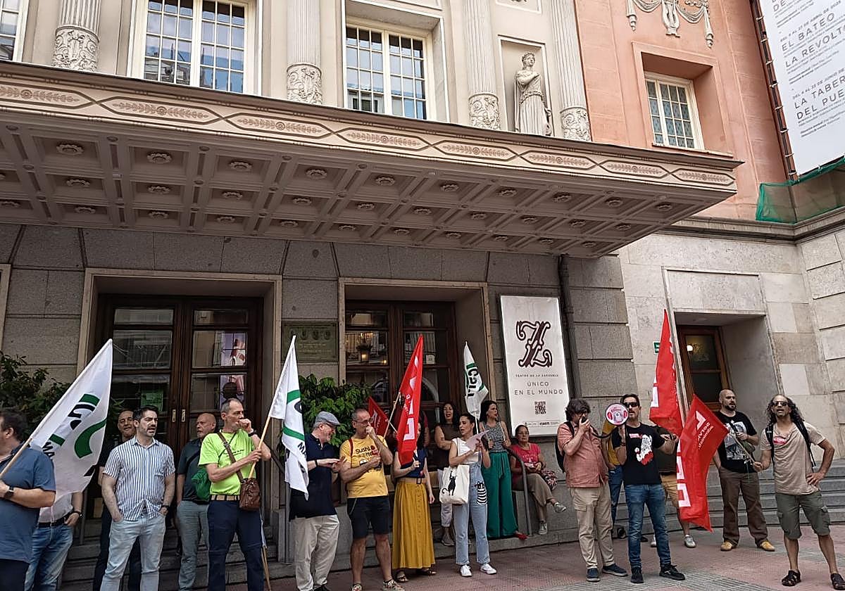 Protestas frente al Teatro de la Zarzuela