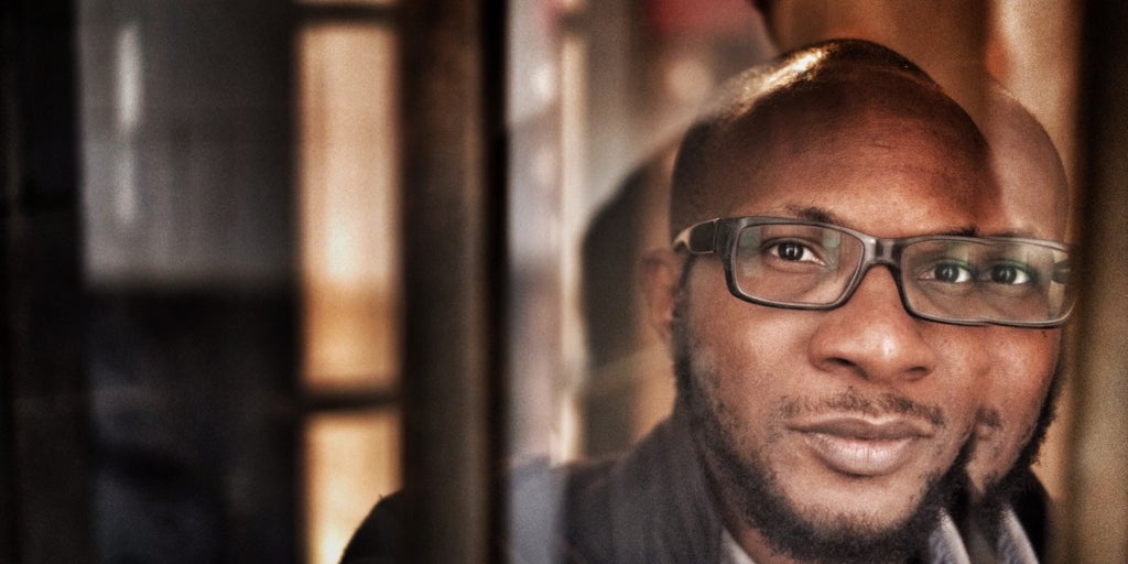 Teju Cole: «Si le dejaran, Donald Trump iniciaría programas de exterminio»
