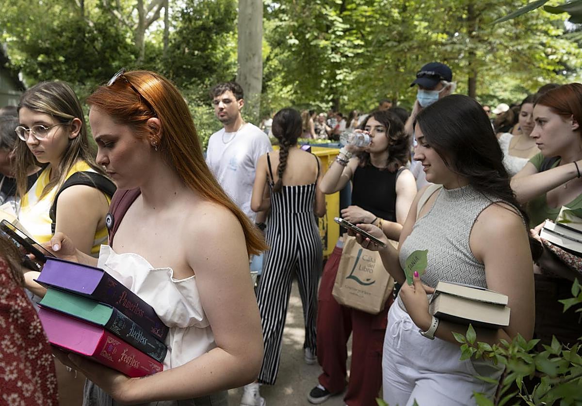 El fenómeno fan acompaña las sesiones de firmas