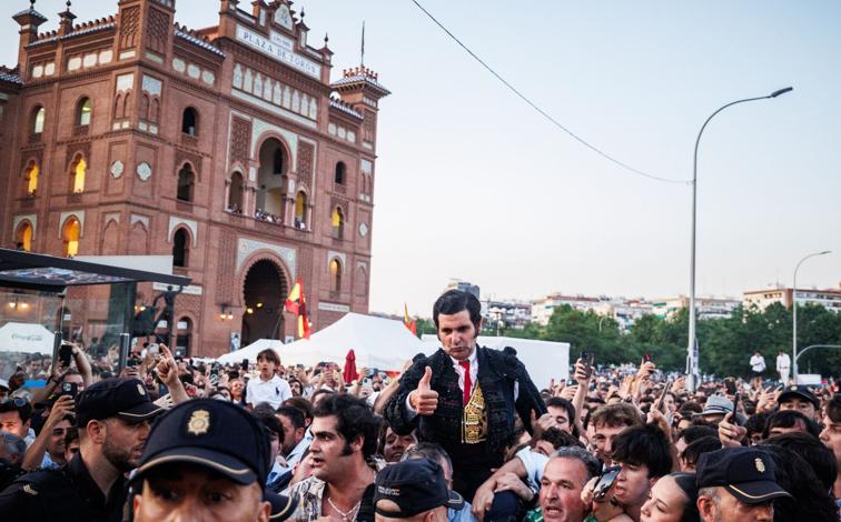 Imagen principal - El diestro fue llevado a hombros por la calle Alcalá arriba en un delirio histórico que no se recordaba.