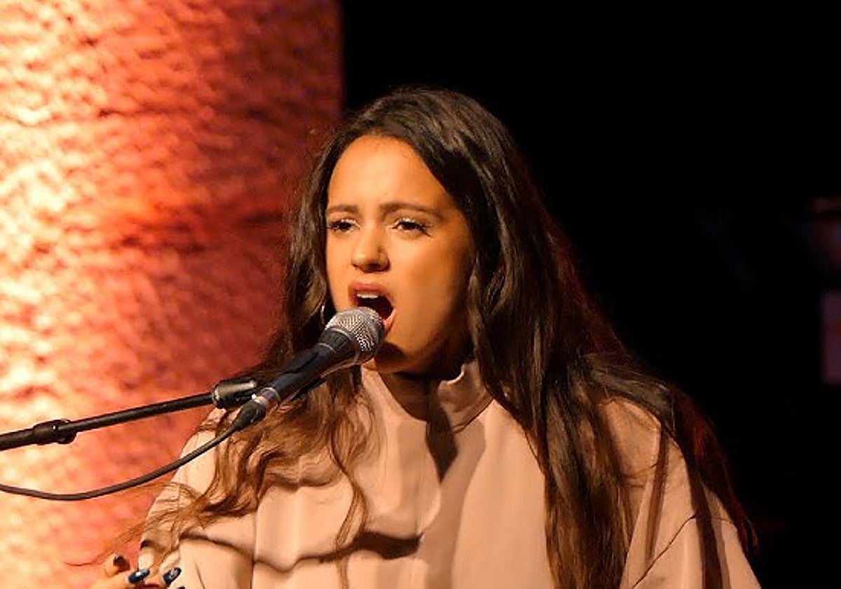 Rosalía actuando en Barcelona en 2015