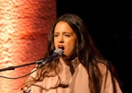 Rosalía actuando en Barcelona en 2015