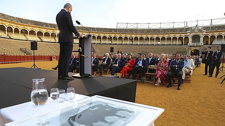 Carmen Posadas cumple su «sueño imposible» y pisa el ruedo de la Maestranza para recoger el Premio Manuel Ramírez