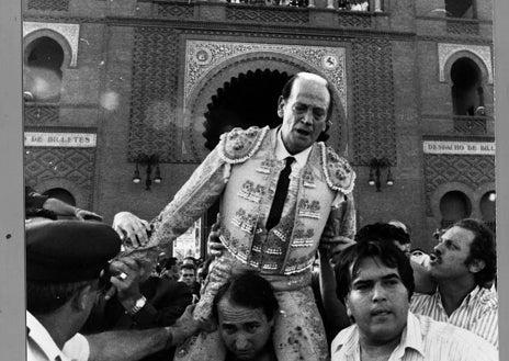 Imagen secundaria 1 - La salida a hombros por la Puerta Grande de Las Ventas de Morante el domingo (arriba) y Antoñete (abajo) en 1998 y portada de ABC de ese día