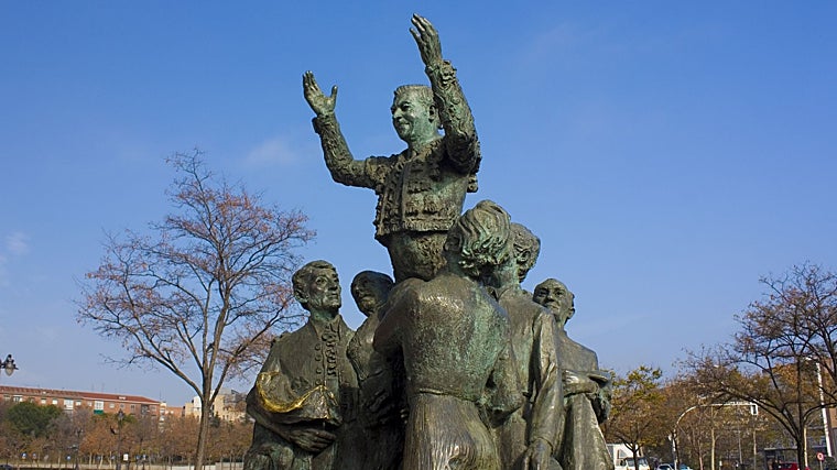 Monumento de bronce en recuerdo a Antonio Bienvenida en Las Ventas
