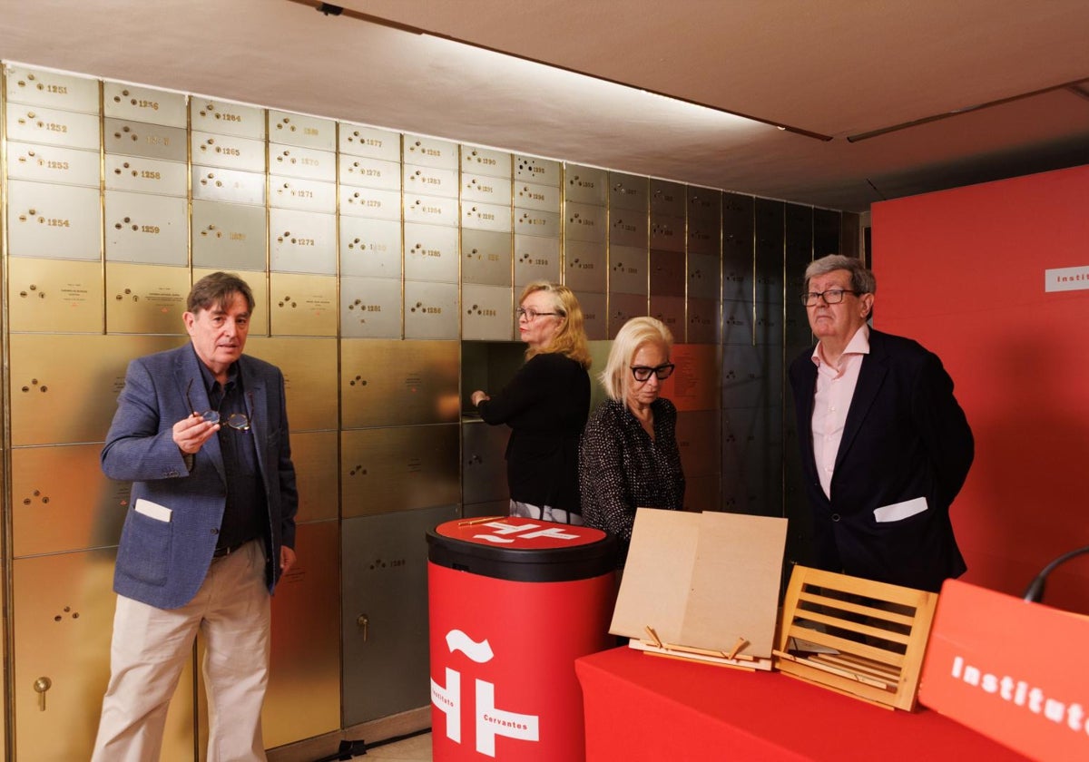 Margarita Aizpuru guarda el legado de su madre en la caja 1.300 del Cervantes, en presencia de Luis García Montero, Gloria Moure y Juan Manuel Bonet