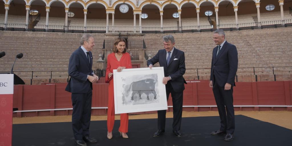 Carmen Posadas cumple su «sueño imposible» y pisa el ruedo de la Maestranza para recoger el Premio Manuel Ramírez