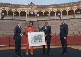 Carmen Posadas cumple su «sueño imposible» y pisa el ruedo de la Maestranza para recoger el Premio Manuel Ramírez