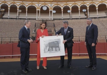 Carmen Posadas cumple su «sueño imposible» y pisa el ruedo de la Maestranza para recoger el Premio Manuel Ramírez