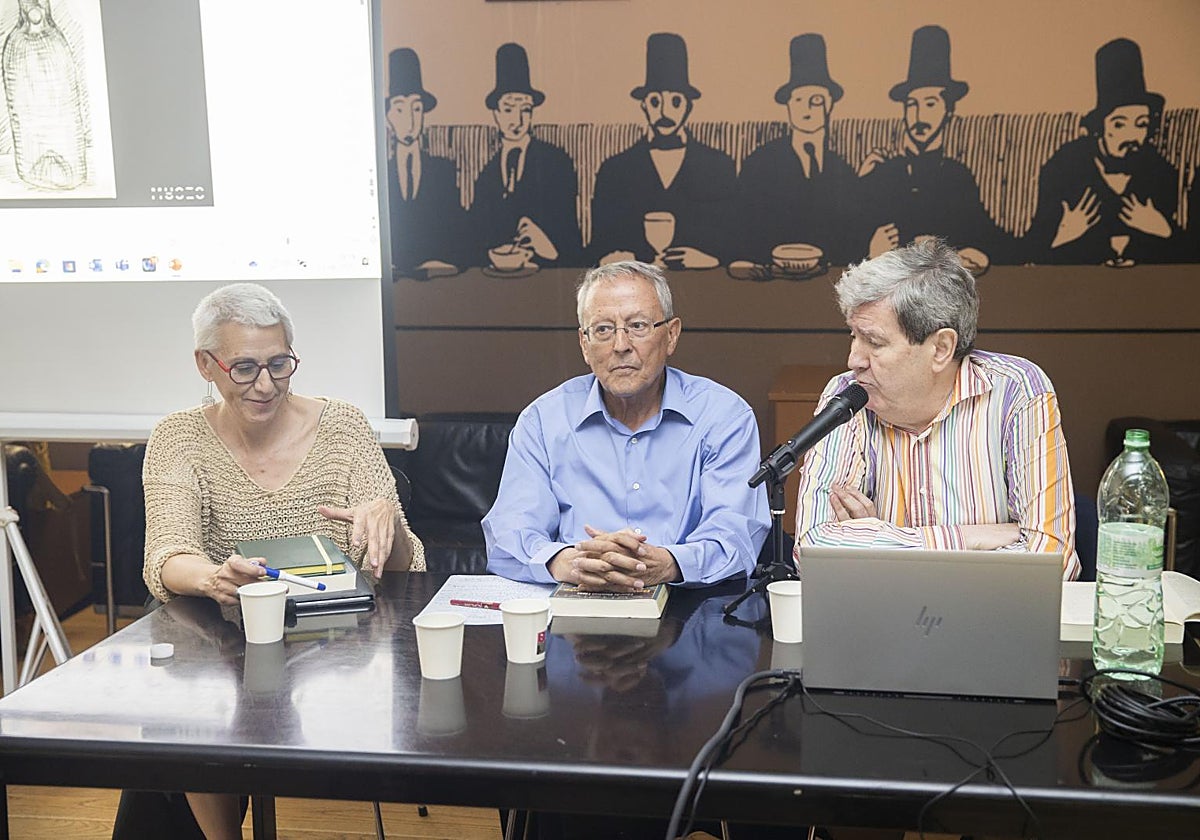 De izquierda a derecha, Inmaculada Corcho, Eduardo Alaminos y Juan Manuel Bonet, durante la presentación del libro