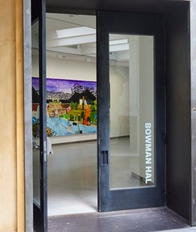 Imagen secundaria 2 - De arriba abajo, Mun-Jung Chang, directora de Bowman Hal; espacio de la galería dedicado a mostrar obras de otros artistas no expuestos; y entrada a este espacio