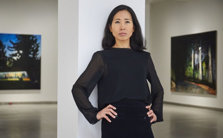 Imagen principal - De arriba abajo, Mun-Jung Chang, directora de Bowman Hal; espacio de la galería dedicado a mostrar obras de otros artistas no expuestos; y entrada a este espacio