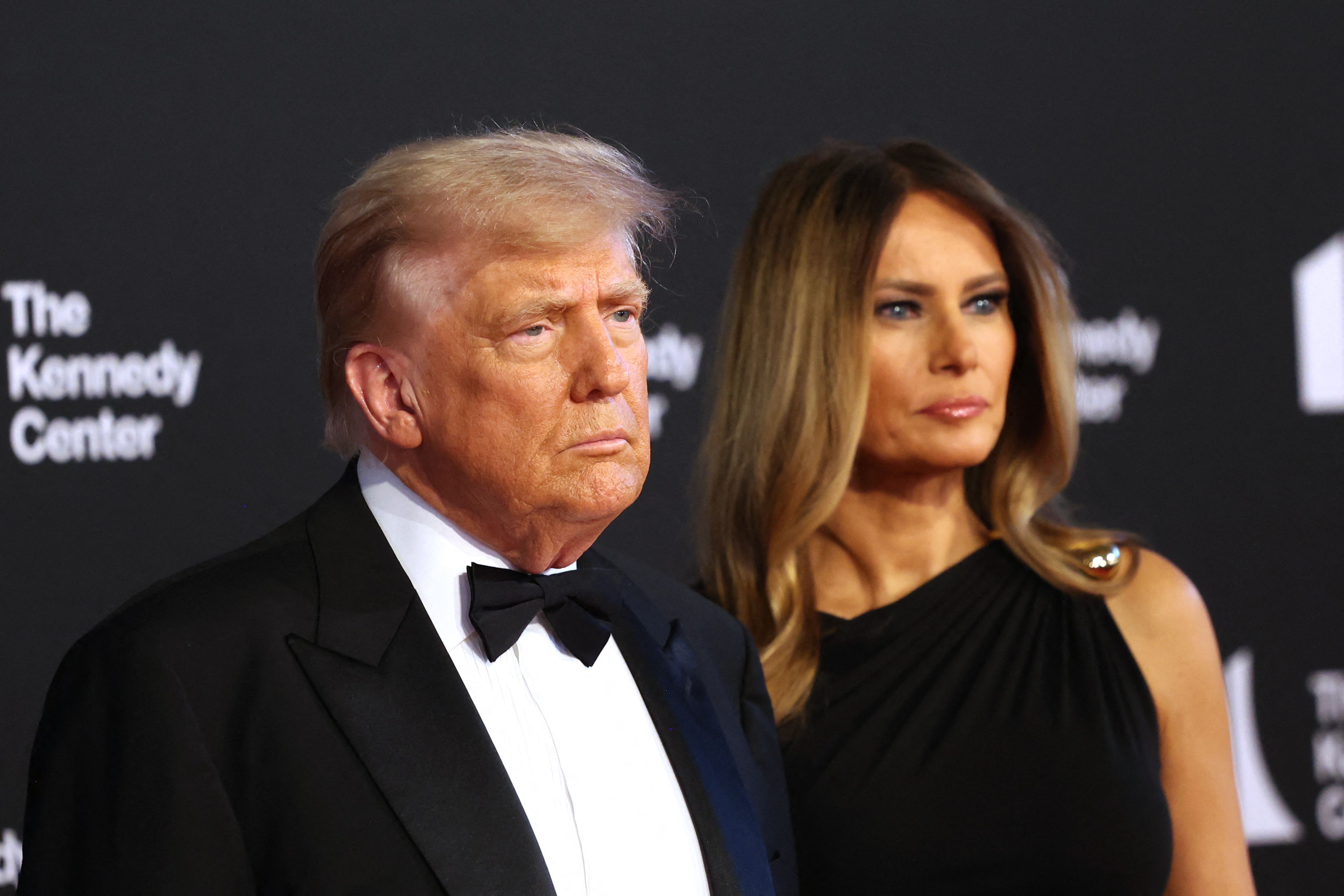 El presidente de Estados Unidos, Donald Trump y la primera dama, Melania Trump, llegan para asistir a la noche de estreno de «Los Miserables» en el Kennedy Center en Washington