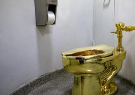 Prisión para dos hombres por robar un retrete dorado de 6 millones de euros de la casa natal de Churchill