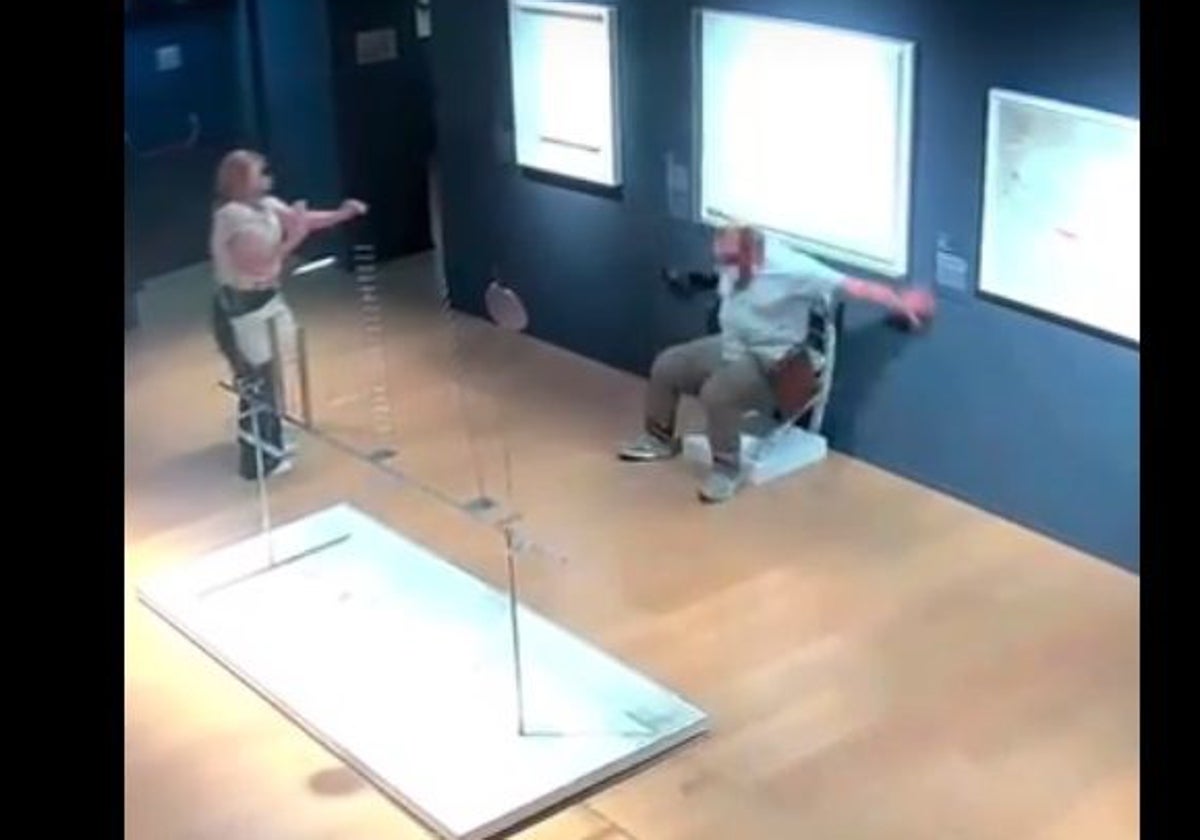 Momento captado por las cámaras de seguridad en que el turista destroza la silla de cristal al sentarse en ella