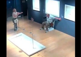 Momento captado por las cámaras de seguridad en que el turista destroza la silla de cristal al sentarse en ella