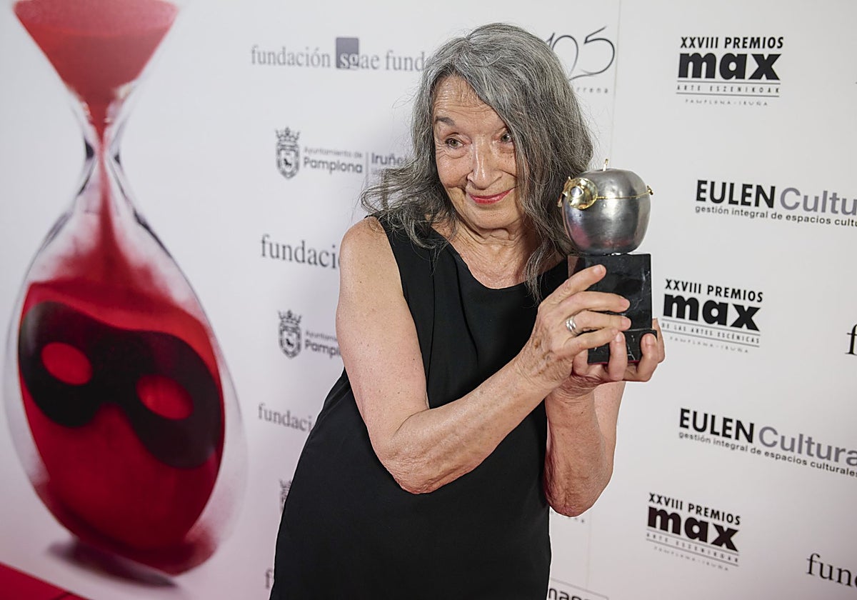 La actriz Petra Martínez posa con el Max de Honor