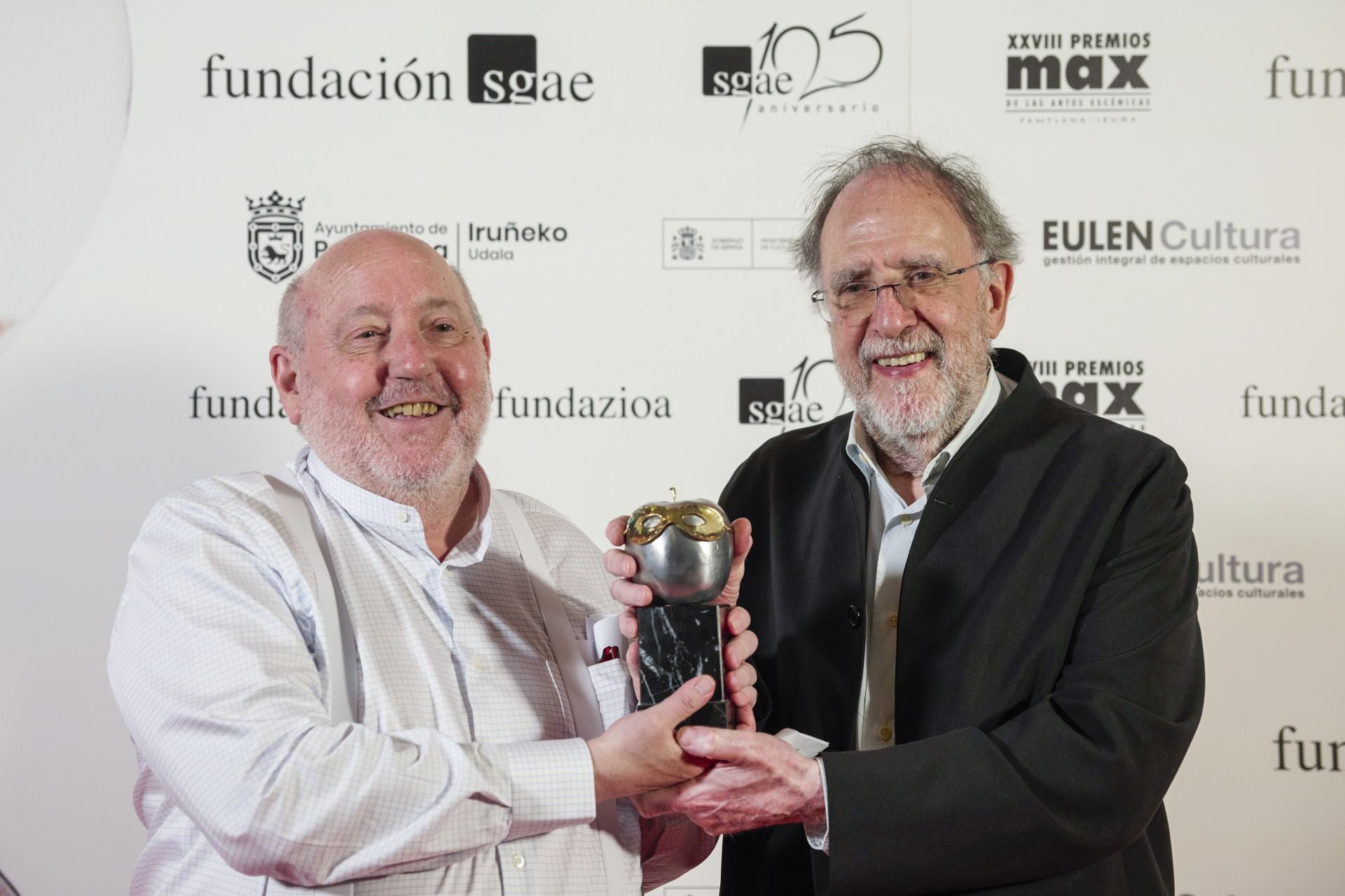 El profesor y director de teatro español, Ignacio Aranguren (i) y el catedrático, Vicente Galbete, posan con el Premio Max Aficionado
