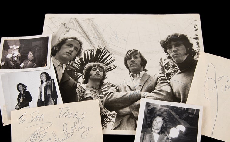 Immagine principale: sopra, la foto dei Doors e la collezione di autografi. Sotto, i testi scritti a mano dai Pink Floyd e la cassetta di Prince.