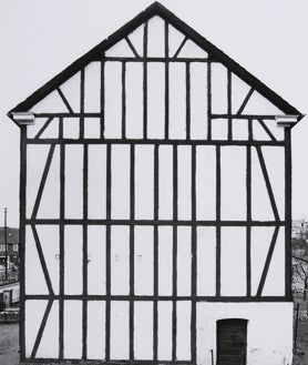 Imagen secundaria 2 - De arriba abajo, obra de Candida Hofer de la colectiva 'Parsifal'; piezas de Thomas Ruff y los Becher en la Serrería Belga