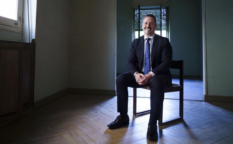 Imagen principal - De arriba abajo: Mariano de Paco en la biblioteca de Aleixandre, la entrada de la casa y el jardín con el cedro libanés del poeta