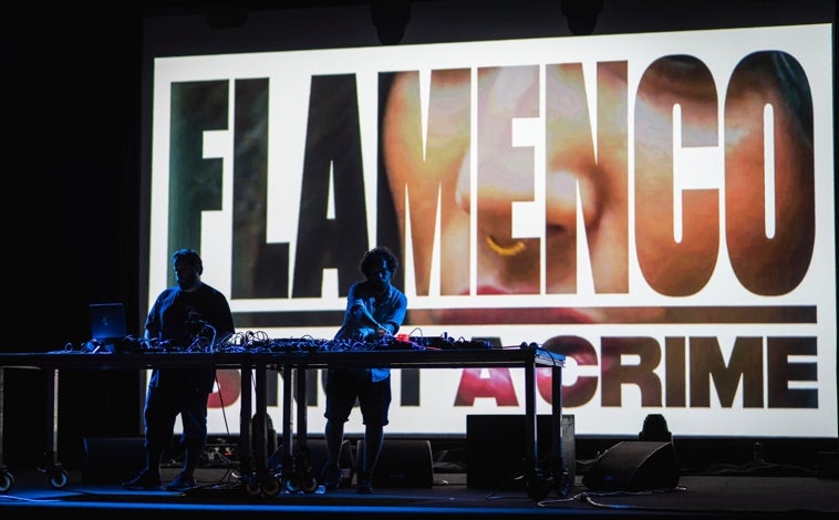Imagen principal - Arriba, Los Voluble presentando 'Flamenco Is Not A Crime' en el Sónar de 2019. Abajo, posando en diferentes momentos de su carrera