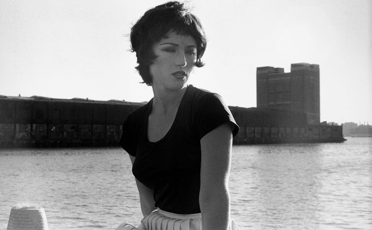 Imagen principal - Tres fotografías de Cindy Sherman. Arriba, 'Untitled Film Still' #24', 1978. Sobre estas líneas, a la izquierda, 'Untitled (the actress at the murder scene)', 1976-2000. A la derecha, 'Untitled Film Still #6', 1977