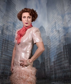Imagen secundaria 2 - Arriba, 'Untitled #550', 2010-2012, de Cindy Sherman. Sobre estas líneas, a la izquierda, tres obras de la artista en la exposición. A la derecha, 'Untitled #568', 2016.