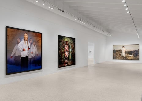 Imagen secundaria 1 - Arriba, 'Untitled #550', 2010-2012, de Cindy Sherman. Sobre estas líneas, a la izquierda, tres obras de la artista en la exposición. A la derecha, 'Untitled #568', 2016.