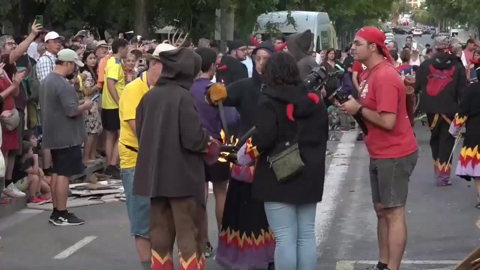 Barcelona comienza a celebrar la noche de San Juan con el encendido de hogueras