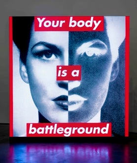 Imagen secundaria 2 - Arriba, 'Camino', obra 'site specific' creada por Barbara Kruger para el Guggenheim Bilbao. Sobre estas líneas, a la izquierda, trabajos de la artista norteamericana en una de las salas de la exposición. A la derecha, 'Tu cuerpo es un campo de batalla', icónica obra de Barbara Kruger