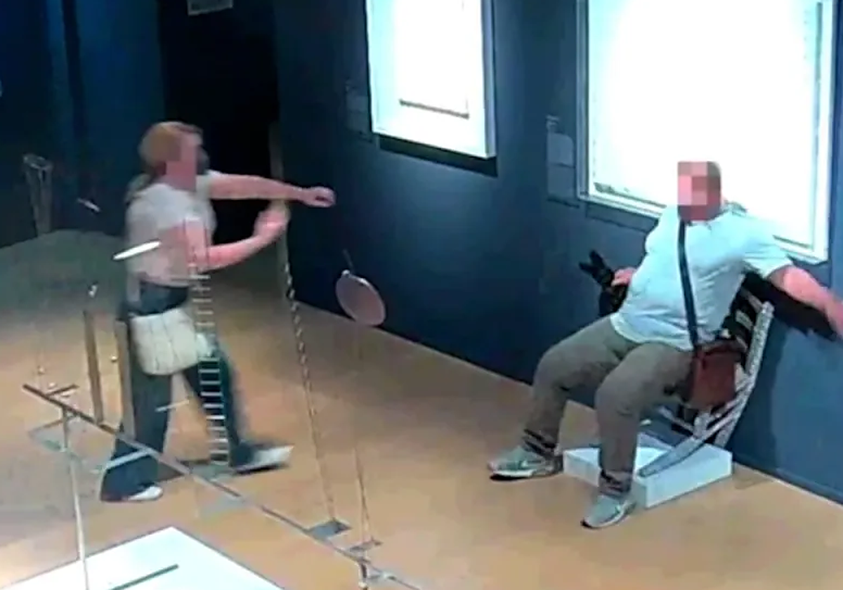 La llamada 'Silla de Van Gogh', del artista italiano Nicola Bolla, con el turista sentado