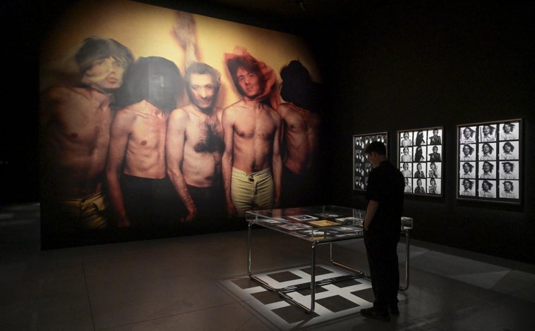 Imagen principal - Arriba, espacio dedicado a las fotografías de músicos y portadas de discos de David Bailey. Sobre estas líneas, a la izquierda, sus célebres 'Box of Pin-Ups'. A la derecha, Marie Helvin para 'Vogue', 1976