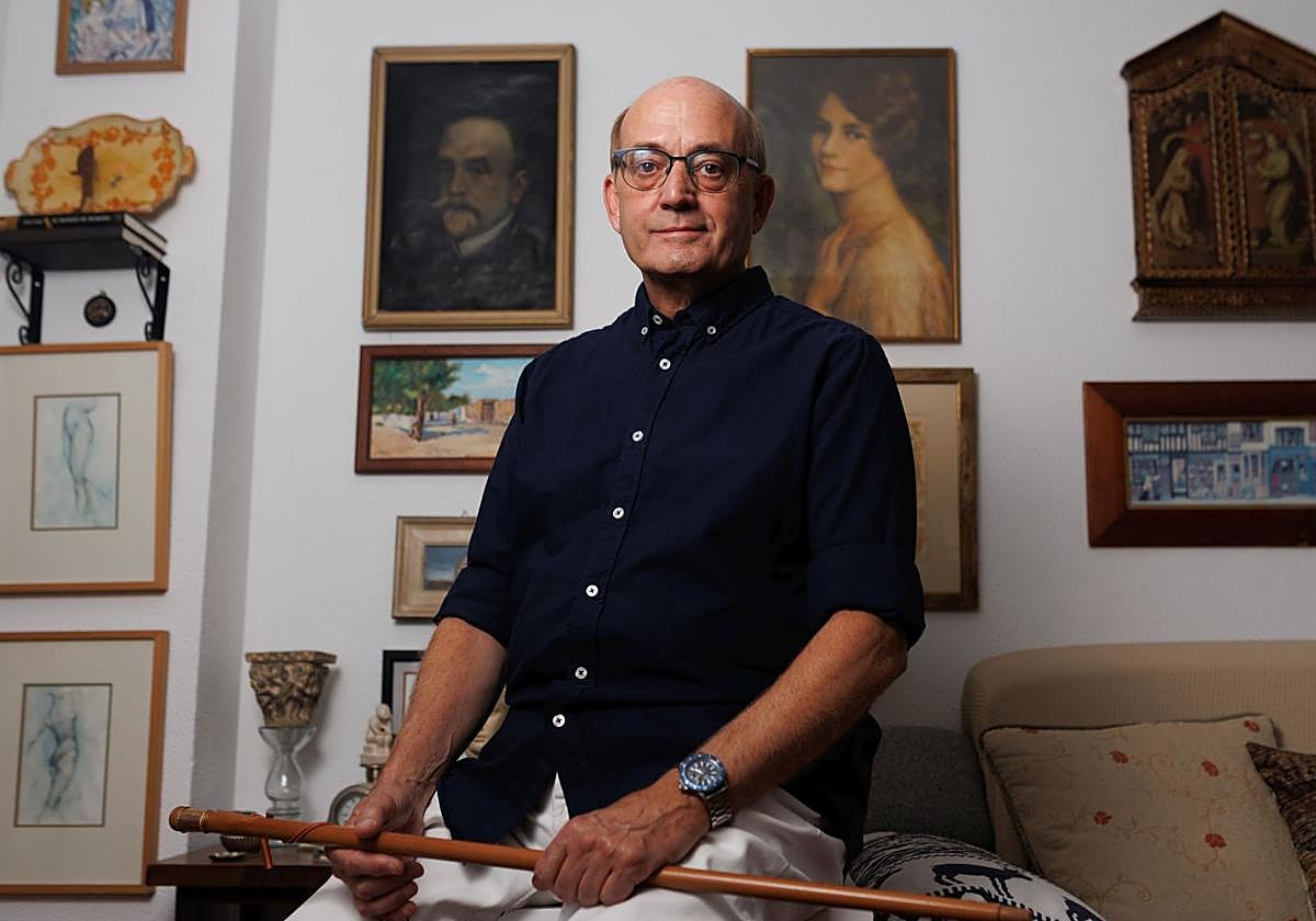 Carlos Colón, nieto de José Sicardo y Mariana Carderera, entre los retratos de su abuela y su bisabuelo