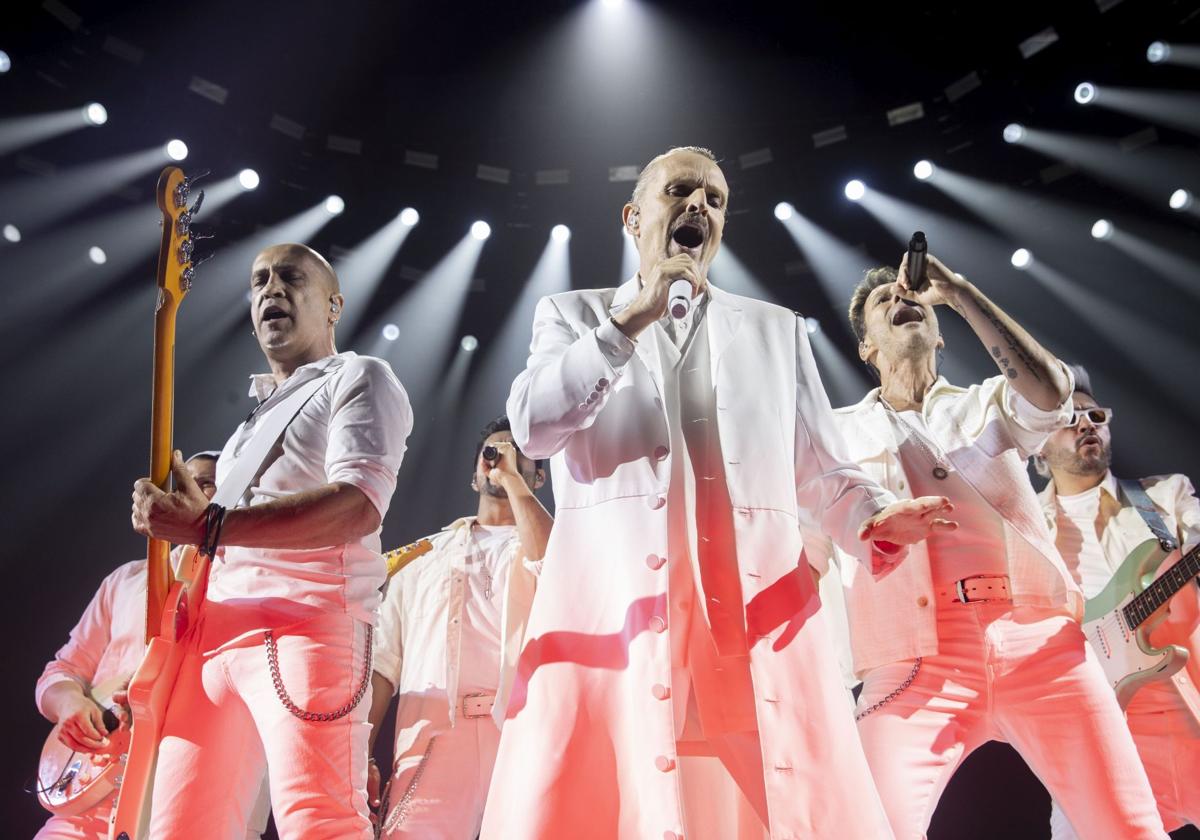 Miguel Bosé durante su concierto en Madrid