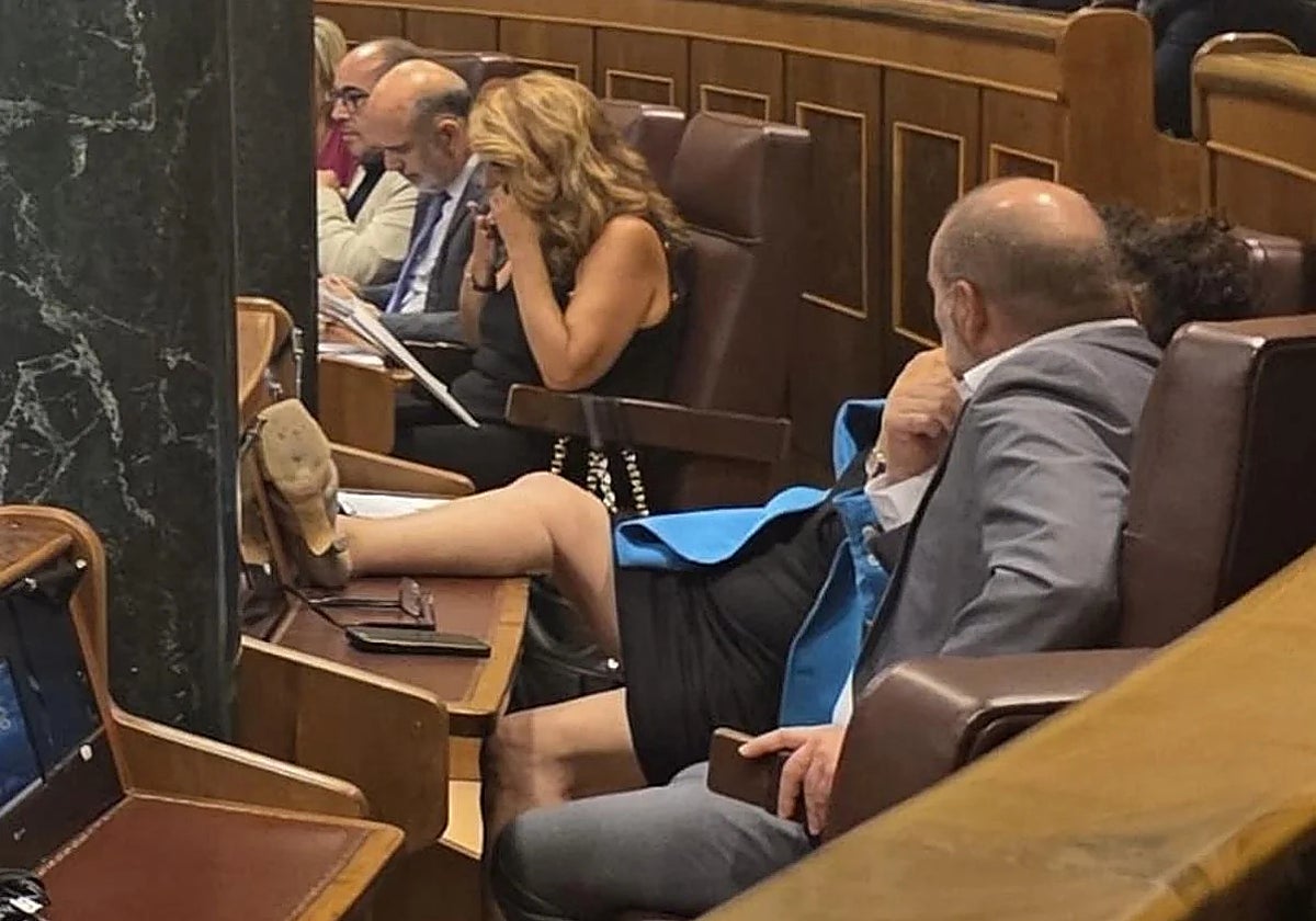 La diputada de ERC Pilar Vallugera con una pierna sobre el escaño de Ábalos