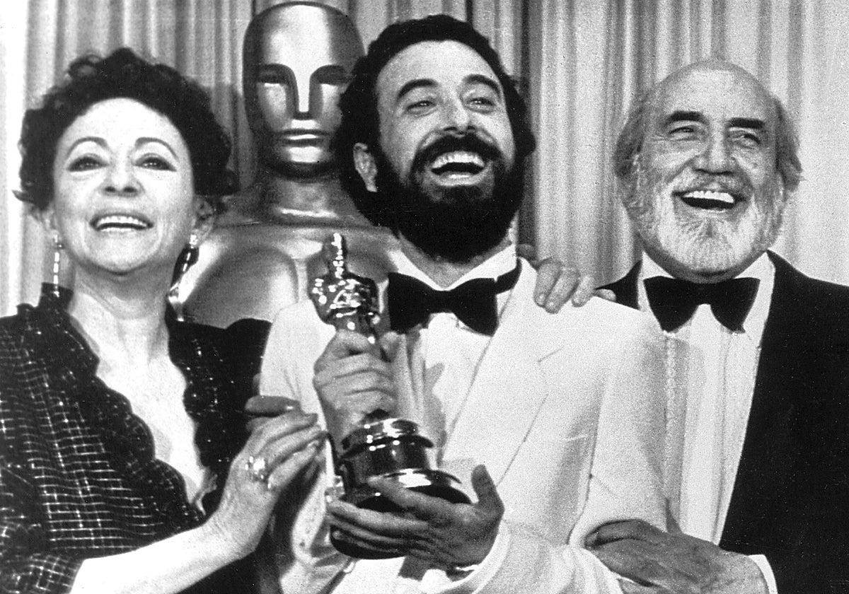 Garci sujetando el Oscar acompañado por Encarna Paso y Antonio Ferrandis