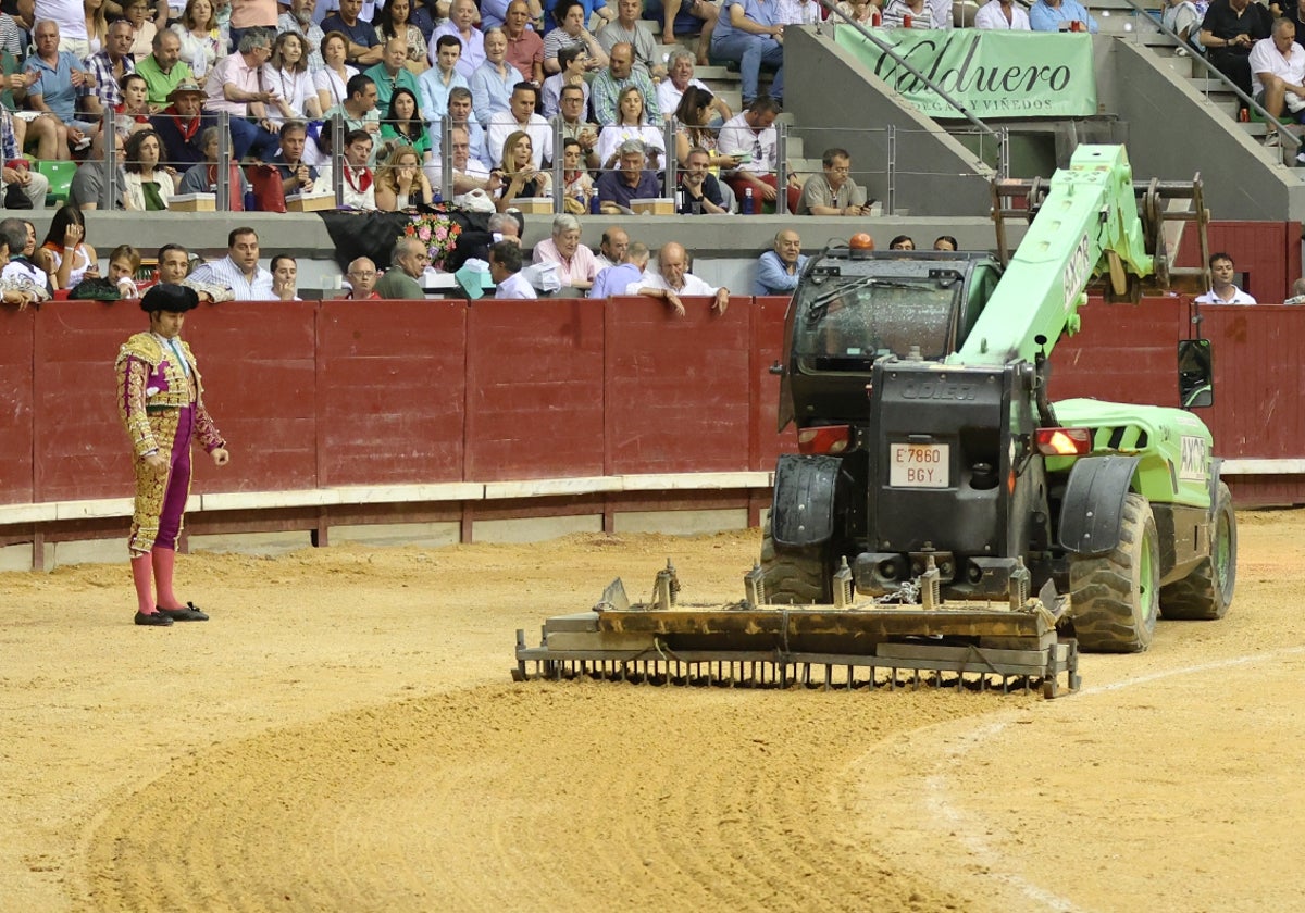 Morante pidió que un tractor acondicionara el ruedo antes de la salida del segudo de su lote