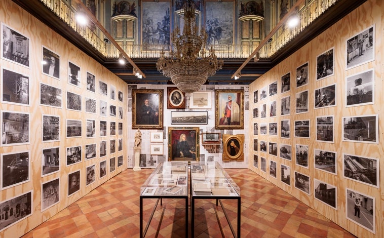 Imagen principal - En las imágenes, detalles del montaje de 'Habitar paisajes' en el Pabellón Victoria Eugenia y el Palau Moja