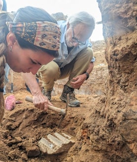 Imagen secundaria 2 - Miembros del equipo de 'Construyendo Tarteso' desentierran una jarra de bronce, una vasija cerámica y uno de los fragmentos de la columna