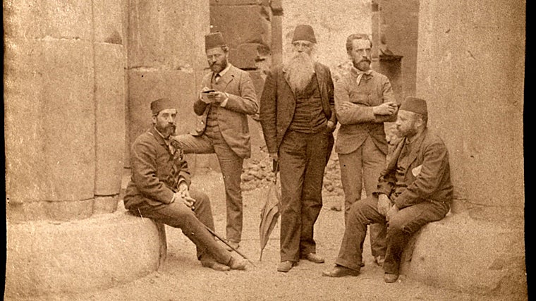 Eduardo Toda, el único sin sombrero, junto al egiptólogo francés Gaston Maspero, sentado a su izquierda, en Egipto