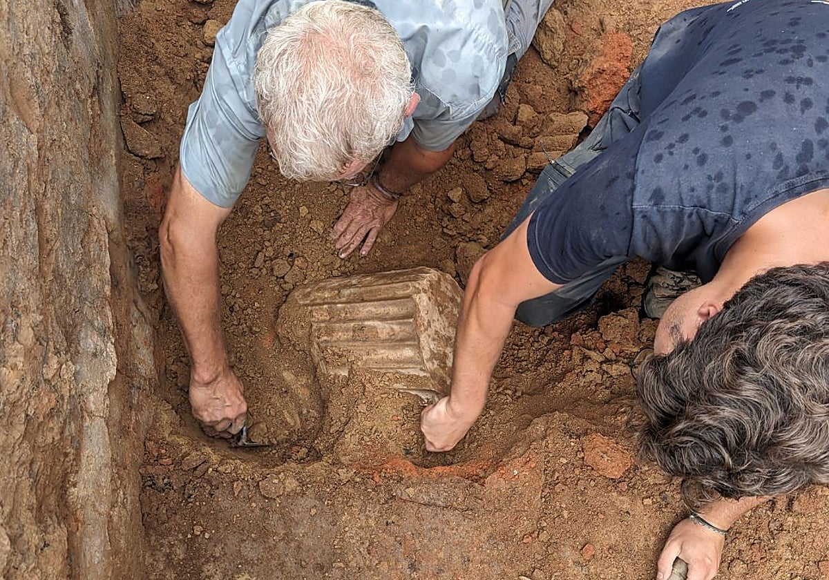 Desenterrando uno de los fragmentos de la columna