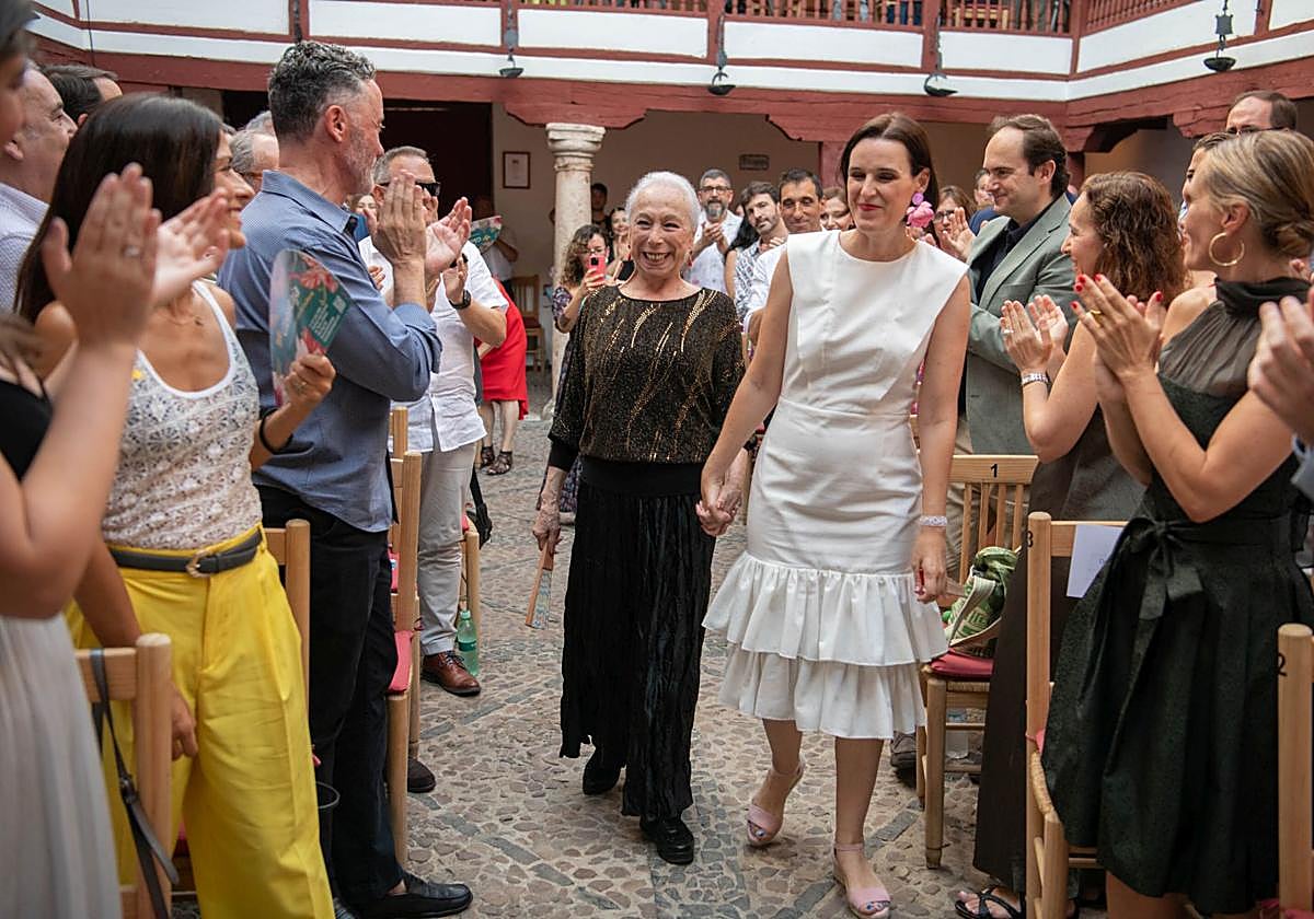 Cristina Hoyos entra en el Corral de comedias de la mano de Irene Pardo