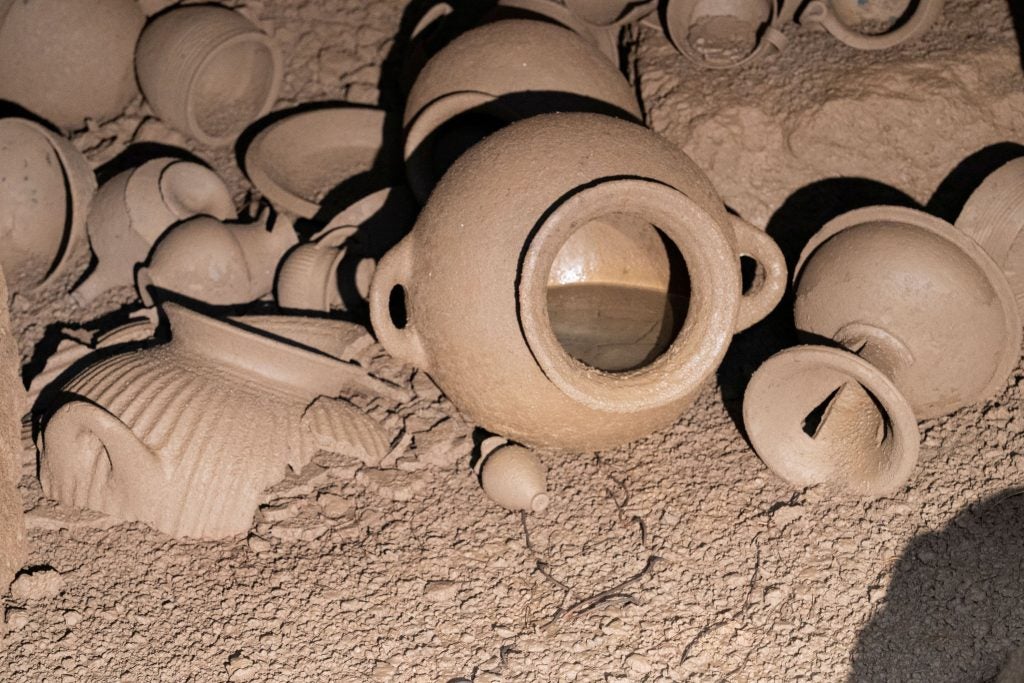 Las vasijas descubiertas en la tumba