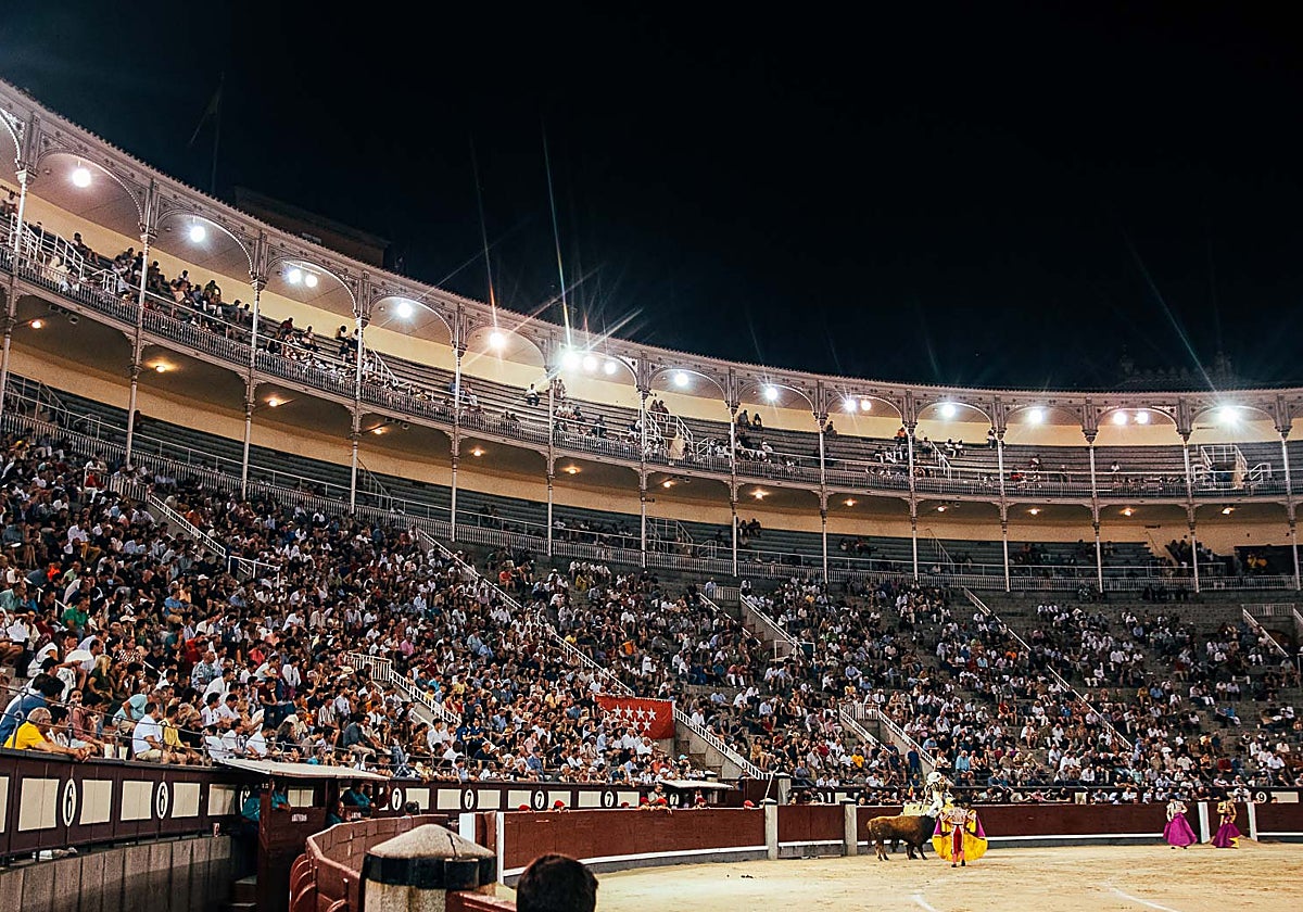 Las Ventas, con un gran ambiente durante una novillada nocturna
