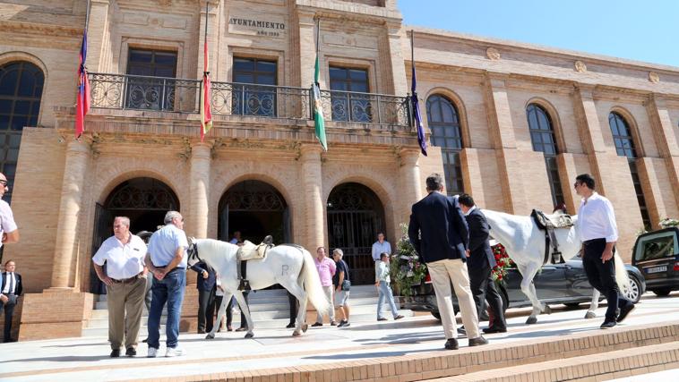 El cortejo estuvo escoltado por dos caballos