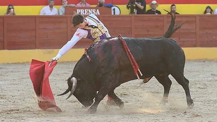 Rodríguez, sin la chaquetilla, con el tercero